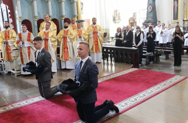 Арцыбіскуп Станеўскі благаславіў сутаны студэнтаў гродзенскай семінарыі