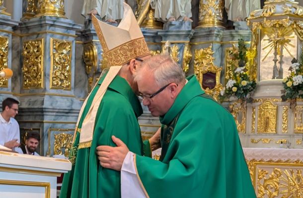 У гродзенскай катэдры арцыбіскуп Кандрусевіч павіншаваў пробашча з юбілеем