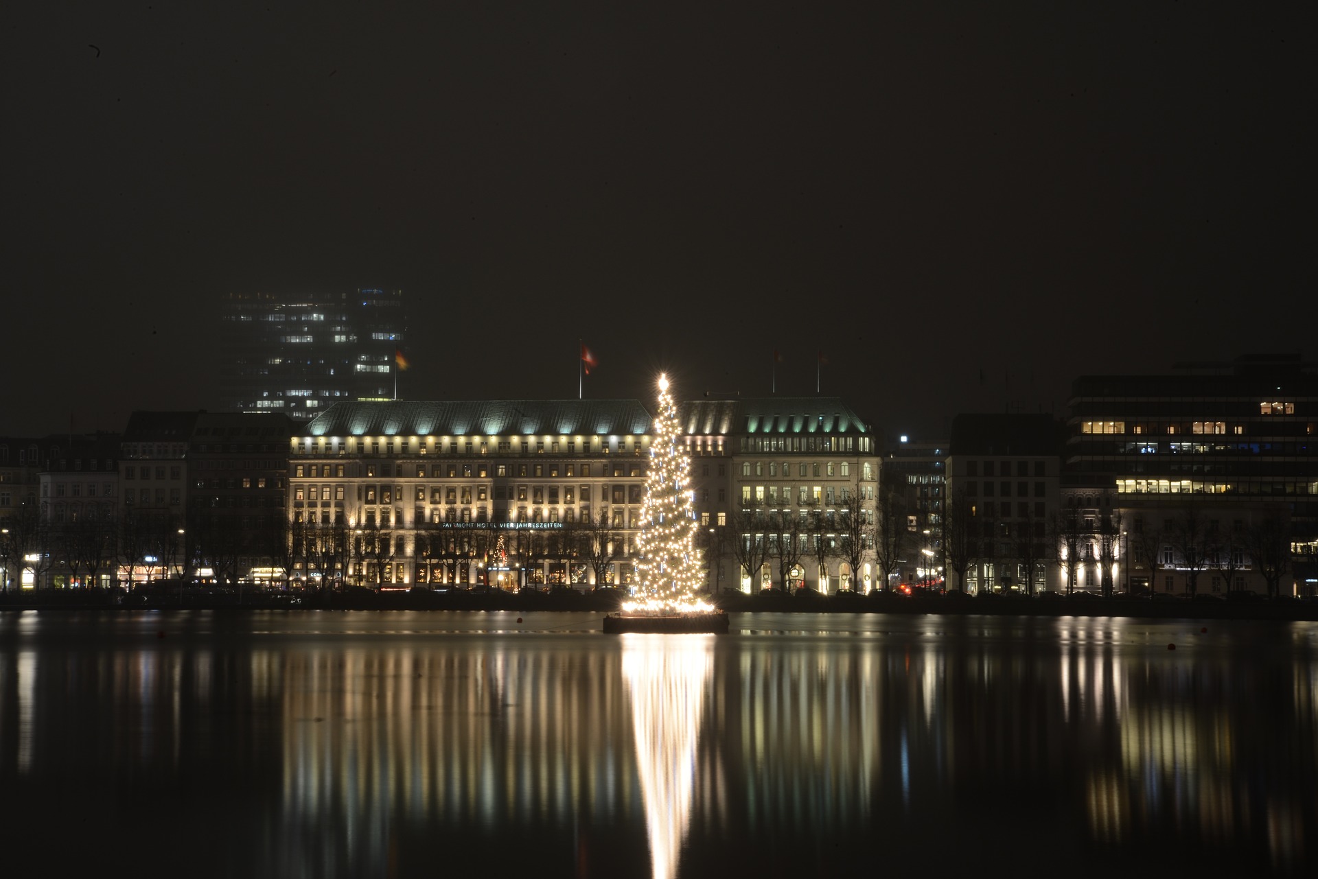 alster at night 1918080 1920