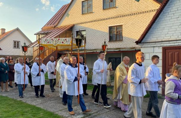На Вялікдзень біскуп Кашкевіч наведаў парафію ў Сапоцкіне