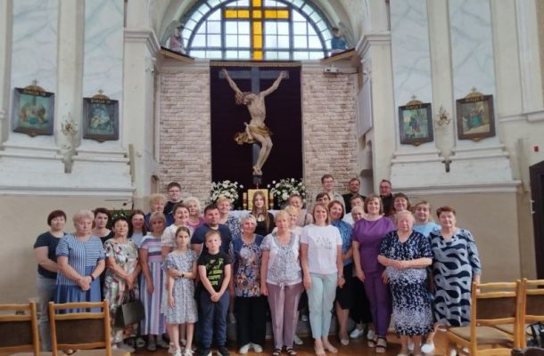 Вернікі варнянскай парафіі наведалі ў межах аднадзённай пілігрымкі дзесяць святыняў, у тым ліку санктуарый у Будславе