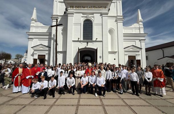 У адпустовую ўрачыстасць св. Юрыя біскуп Гродзенскі ўдзяліў у Ашмянах сакрамэнт канфірмацыі