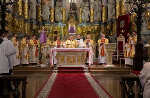 У гродзенскай катэдры біскуп Гуляй цэлебраваў Імшу Вячэры Пана, якая распачынае Пасхальны Трыдуум