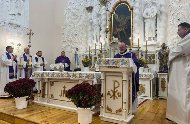 Духавенства Астравецкага дэканату памалілася за спачылых святароў і кансэкраваных асобаў