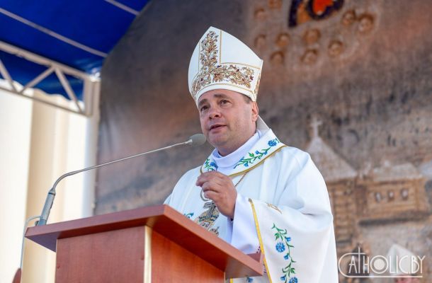 Старшыня ККББ арцыбіскуп Станеўскі віншуе біскупа Гродзенскага Уладзіміра Гуляя з 50-годдзем з дня нараджэння