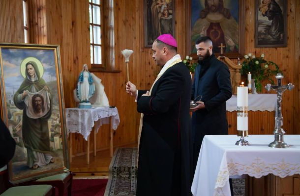 Біскуп Уладзімір Гуляй благаславіў у капліцы ў Карэвічах абраз святой Веранікі