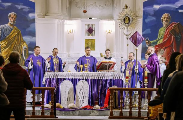 Часовы павераны ў справах Святога Пасаду ў Беларусі здзейсніў адкрыццё старажытнай крыпты пад навагрудскім касцёлам