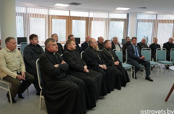 Прадстаўнікі Каталіцкага Касцёла ўдзельнічалі ў сустрэчы Упаўнаважанага па справах рэлігій і нацыянальнасцяў з духавенствам Астравеччыны