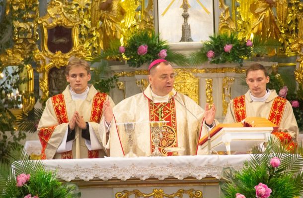 У гродзенскай катэдры ўрачыста адзначылі юбілей біскупа Уладзіміра Гуляя