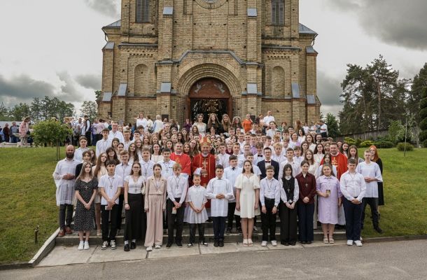 Біскуп Гродзенскі ўдзяліў сакрамэнт канфірмацыі ў Астраўцы