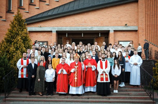 Біскуп Уладзімір Гуляй удзяліў сакрамэнт канфірмацыі ў гродзенскай парафіі Божай Міласэрнасці