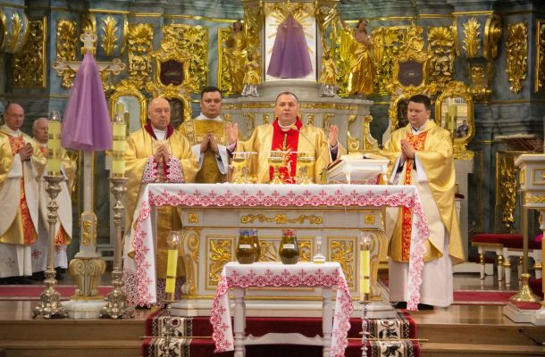 Біскуп Уладзімір Гуляй узначаліў Імшу Хрызма ў гродзенскай катэдры