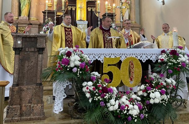 Біскуп Гродзенскі адзначыў у роднай парафіі сваё 50-годдзе