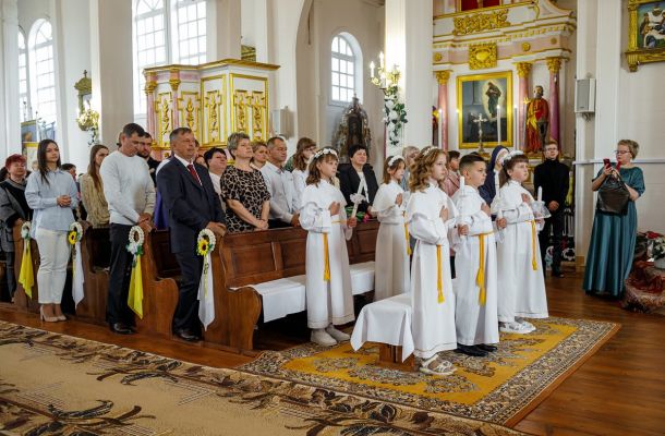 У Адэльску арцыбіскуп Кандрусевіч адзначыў 44-годдзе святарства і ўдзельнічаў ва ўрачыстасці Першай Камуніі