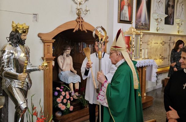 У гродзенскім рэктаральным касцёле арцыбіскуп Кандрусевіч благаславіў фігуры святых Вацлава і Казіміра