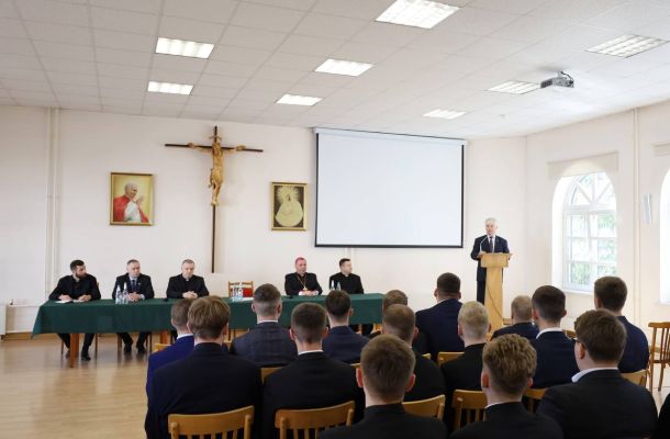 Упаўнаважаны па справах рэлігій і нацыянальнасцяў і начальнік Галоўнага ўпраўлення ідэалагічнай работы і па справах моладзі Гродзенскага аблвыканкама наведалі семінарыю ў Гродне